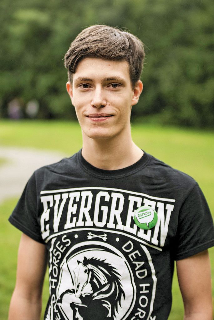 Simon,20 Jahre, GötzisEs war eine sehr abwechslungsreiche Woche, die mit dem gemeinsamen Zelten und Kennenlernen perfekt gestartet hat. Im Workshop habe ich viele Kreativtechniken kennengelernt und daran gearbeitet, meine selbstgeschriebenen Texte noch besser präsentieren zu können.