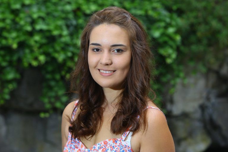 Simone FendEs ist Gott sei Dank bei der Matura alles gut gegangen. Ich genieße diese Momente, wie all die anderen auch. Bald geht es für mich nach Wien. Ich ziehe dort zu meinem Freund und werde in einem Wiener Kindergarten arbeiten.