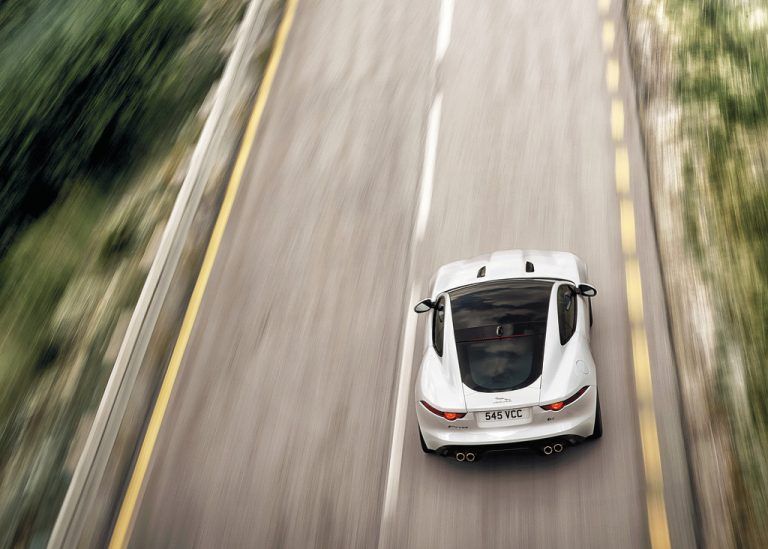 Sinnliche Proportionen machen den F-Type zu einem legitimen Nachfolger der Design-Ikone E-Type aus den 60er-Jahren. Fotos: Werk