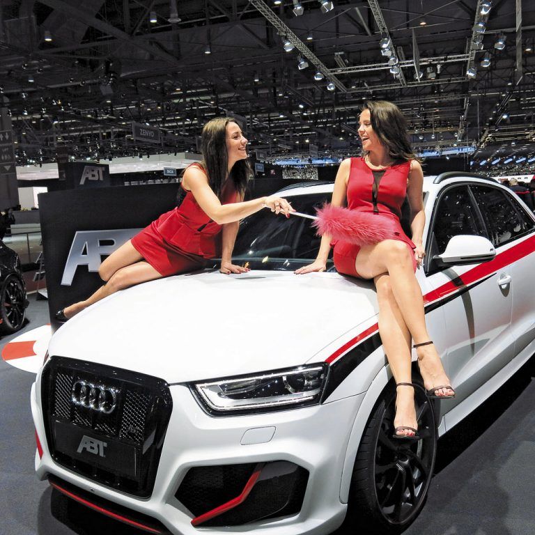 SitzprobeDiese Messe-Hostessen haben es mit der Sitzprobe wörtlich genommen. Schließlich kommt es beim Allgäuer Tuner Abt ja auf das an, was unter der Haube steckt. Und hier arbeitet im Audi RS Q3 ein 410-PS-Triebwerk mit 530 Nm.