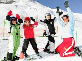 Ski- und SnowboardkurseDie Ski- und Snowboardschule Faschina-Raggal bietet Gruppenkurse für Erwachsene, Kinder und Jugendliche, für Intensivkurse stehen Privatlehrer zur Verfügung.