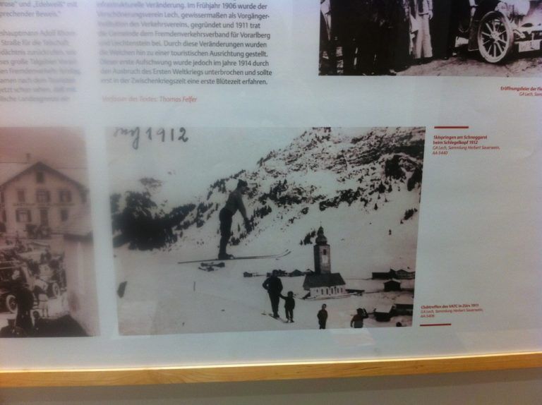 Skispringer beim Schlegelkopf in Lech im Jahr 1912.
