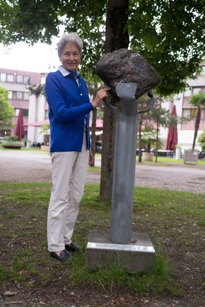 Skulptur mit Wackersdorf-Stein: Hildegard Breiner ist stolz darauf.