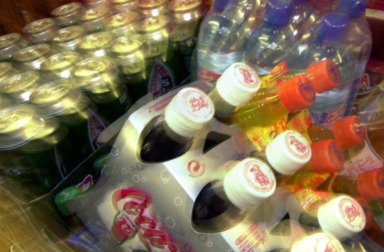Sogenannte Softdrinks sind Zuckerbomben, doch Besserung ist in Sicht.dpa
