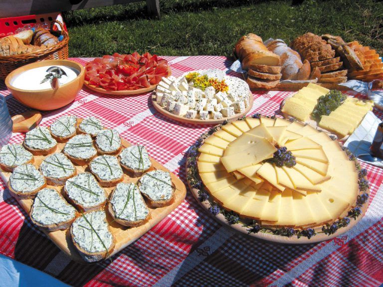 SommerkulinariumEine Wanderung über drei Alpen mit 4-Gänge Menü, individuell erwanderbar, sowie jeden Dienstag im Juli und August geführte Wanderung mit einem BERGaktiv Wanderführer.