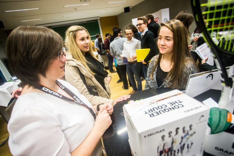 Sonja Widmann (r.) informierte sich unter anderem am Stand von Head in Sachen Lehrstelle.