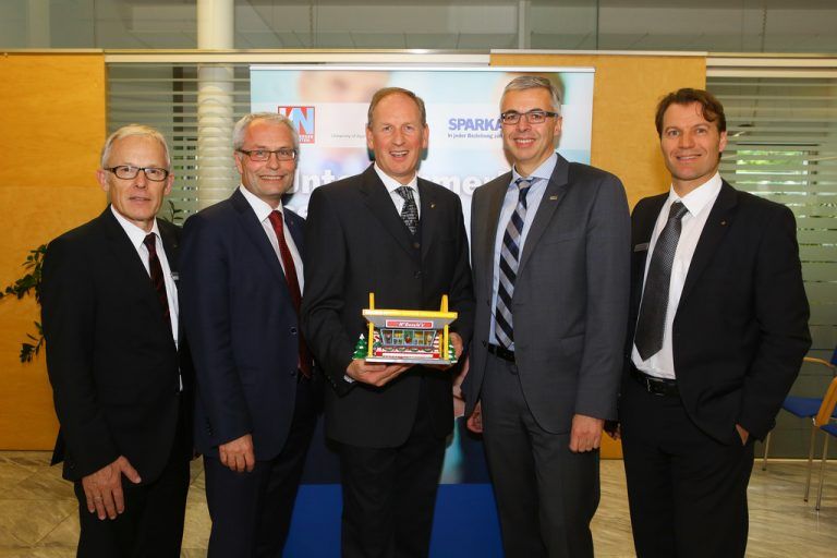 Sparkassenvorstände Ronald Schrei und Anton Steinberger, Loek Versluis, Markus Ilg (FHV) und Hannes Fehr (v. l.).