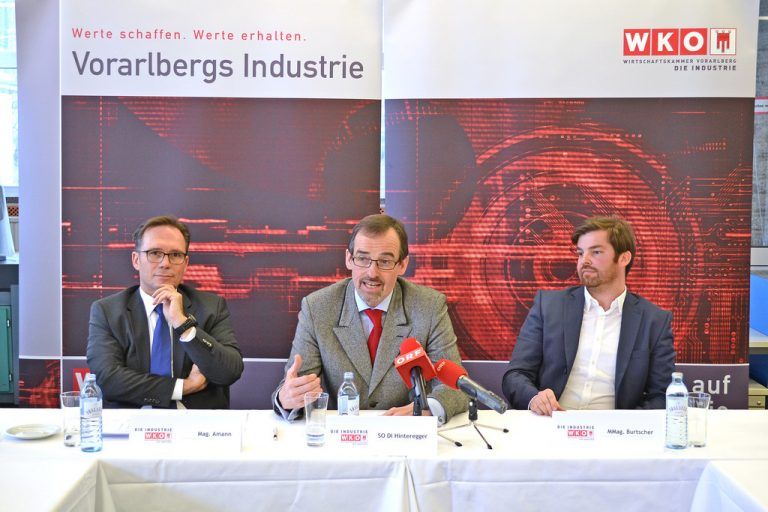 Spartengeschäftsführer Michael Amann, Spartenobmann Christoph Hinteregger und IV-Geschäftsführer Mathias Burtscher (v. l.). Foto: WKV