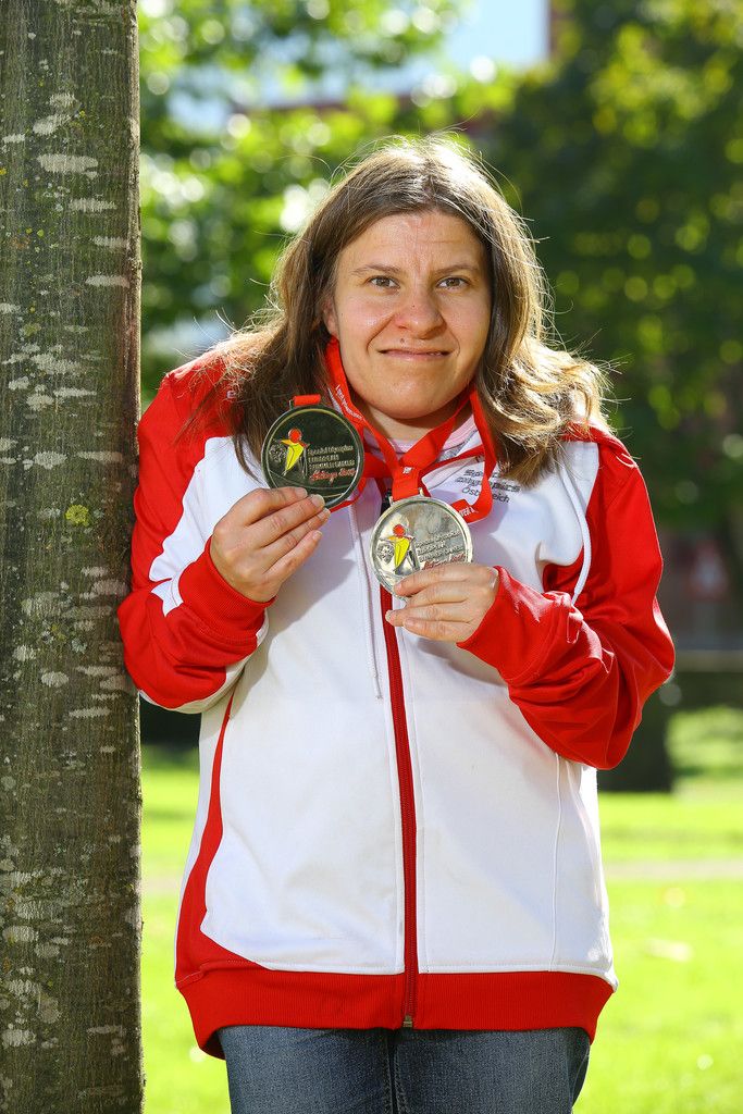 Special Olympics Athletin Bettina Burtscher aus Bludenz ist stolz auf ihre zwei Silbermedaillen. Foto: vn/Hofmeister
