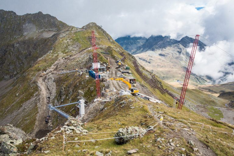 Spektakuläre Baustelle: Am Hochjoch entsteht derzeit Vorarlbergs größtes Liftprojekt, die neue Panoramabahn. Foto: VN/Steurer