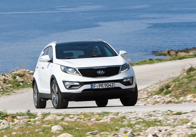 Sportage: Retuschen am Front-Design und neue Sharkfin-Antenne. Im Interieur gibt’s feinere Materialien in Form von Softtouch-Oberflächen.