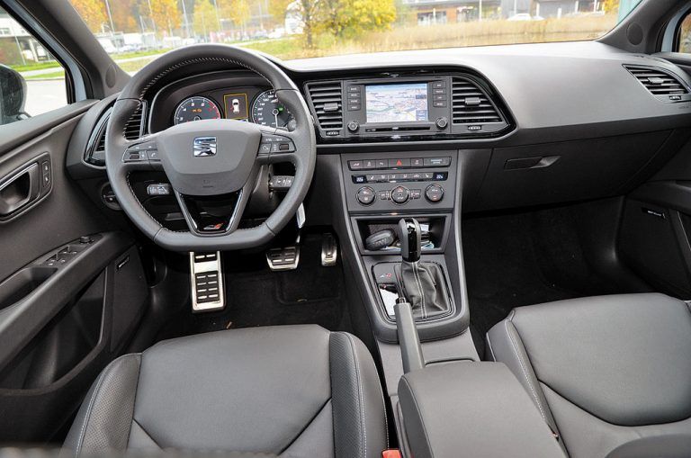 Sportliches Cockpit, gute Qualitätsanmutung.