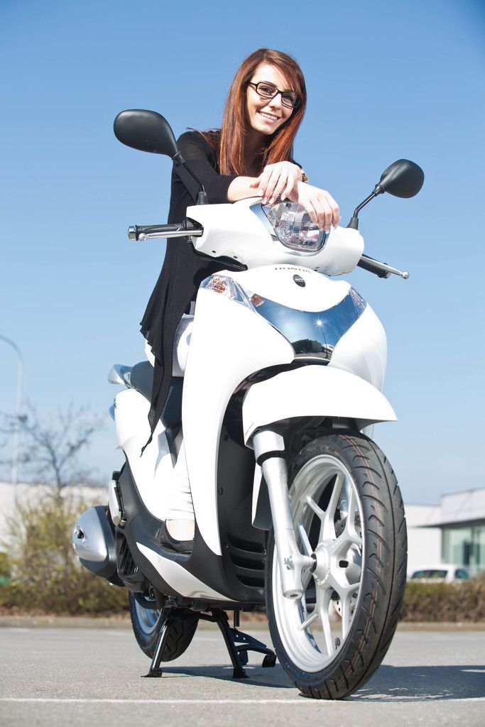 StadtflitzerDie Honda SH 125 ist mit Start-Stopp-Automatik ausgestattet und soll junge Stadtmenschen ansprechen. Preis: 3290 Euro.