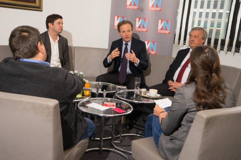 Standort in Gefahr? IV-Präs. Georg Kapsch (M.), Präs. Hubert Bertsch(2. v. r.), GF Matthias Burtscher (2.v.l.) mit VN-Redakteuren. Foto: VN/Hartinger