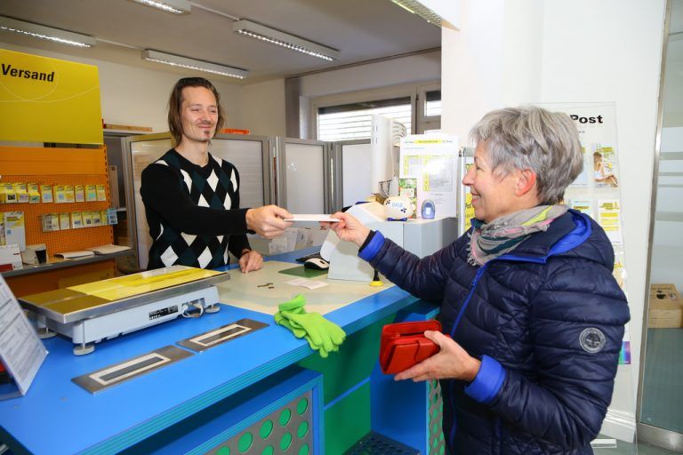 Statt der guten alten Postämter übernehmen heute Postpartner die Brief- und Paketannahme, so etwa in Lustenau-Rheindorf. VN/Steurer
