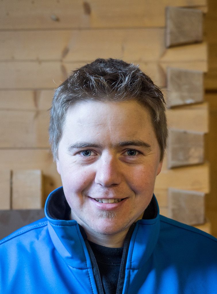 Stefan Bickel Ich bin seit sieben Jahren hier, habe die Tischler- und Zimmererlehre hier absolviert. Die Arbeit freut mich täglich. Besonders gern arbeite ich mit Altholz.