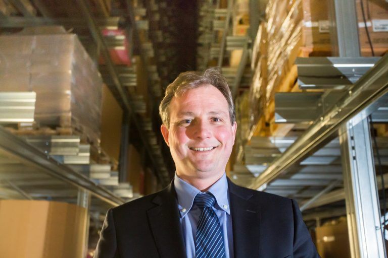 Stefan Vonach im Herzstück seines neuesten Geschäftsbereiches: Dem Tiefkühllager, das Platz für 10.500 Paletten bietet und auch von anderen Firmen genutzt wird. Fotos: VN/Steurer