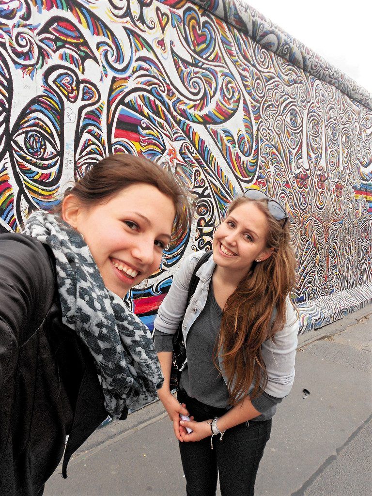 Stefanie Seiner und Sarah Schneider fuhren nach Berlin, zum Recherchieren und Verpacken. Fotos: Seiner