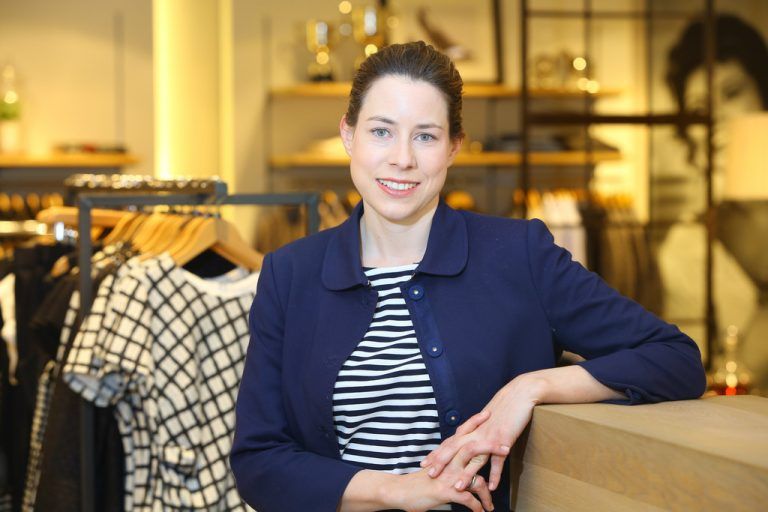 Stefanie Walser, Vorsitzende der Jungen Wirtschaft, freut sich.