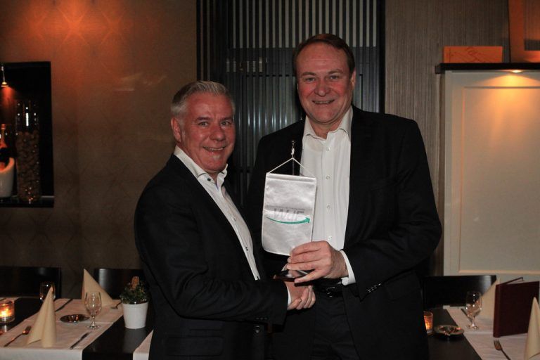 Stephan Jansen (r.) übergab die Führung des Wirtschaftsforums der Führungskräfte an Michael Walser.  Foto: Meusburger  