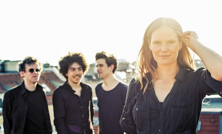 Stilistisch liefert Kehr einen Genre-Mix aus Songwriting, Folk, Jazz und brasilianischen Einflüssen. Foto: Band  