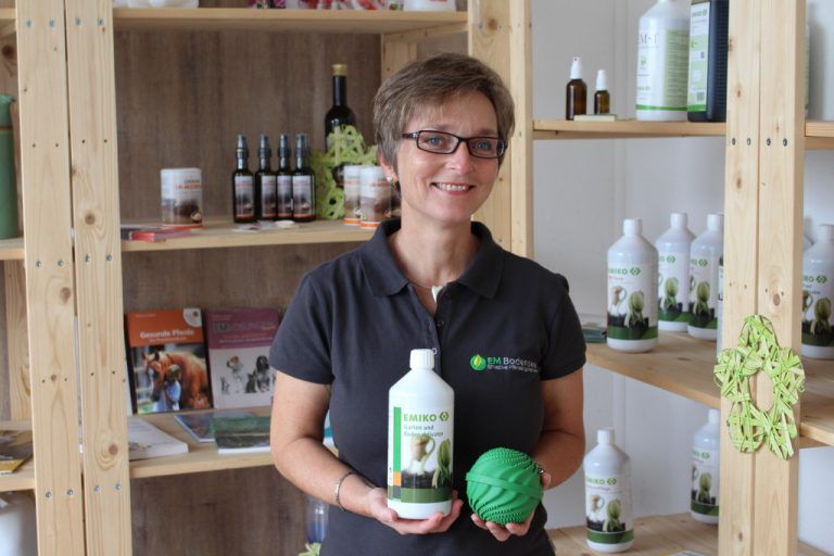 Stolz präsentiert Edith Pulsinger ihre EM-Produkte. Foto: David Weiß