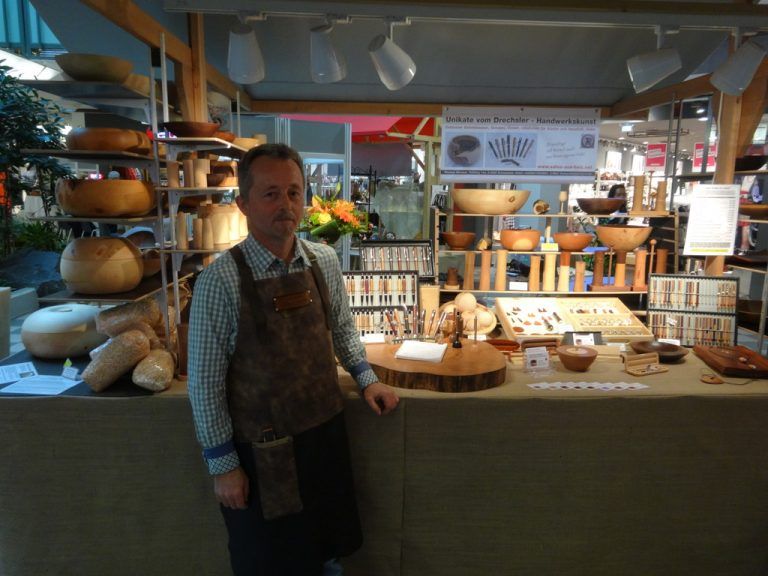 Stolz zeigt Thomas Klocker seine Holzprodukte her. foto: David Weiß