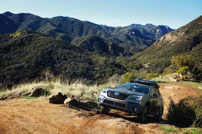 Subaru legt seinen SUV-Kombi Outback neu auf. Auf der Auto Show in New York hat das allradgetriebene Mittelklassemodell nun Premiere gefeiert. Nach Europa kommt es nicht vor Mitte 2020. Für den Antrieb stehen dann Boxerbenziner mit bis zu 260 PS zur Verfügung. Angaben zu Preisen liegen derzeit noch nicht vor.