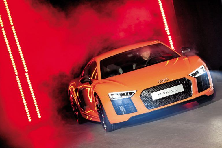 SupersportlerAudi zeigt in Genf als Weltpremiere die zweite Generation des Supersportlers R8, der jetzt ausschließlich mit Zehnzylinder-Saugmotor zu haben ist. Leistung: bis zu 610 PS. Preis: ab 218.900 Euro.