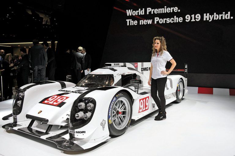 SupersportlerPorsche zeigt in Genf erstmals sein Le-Mans-Auto. Der 919 Hybrid ist nach eigenen Angaben das schnellste Forschungslabor für effiziente Antriebe.
