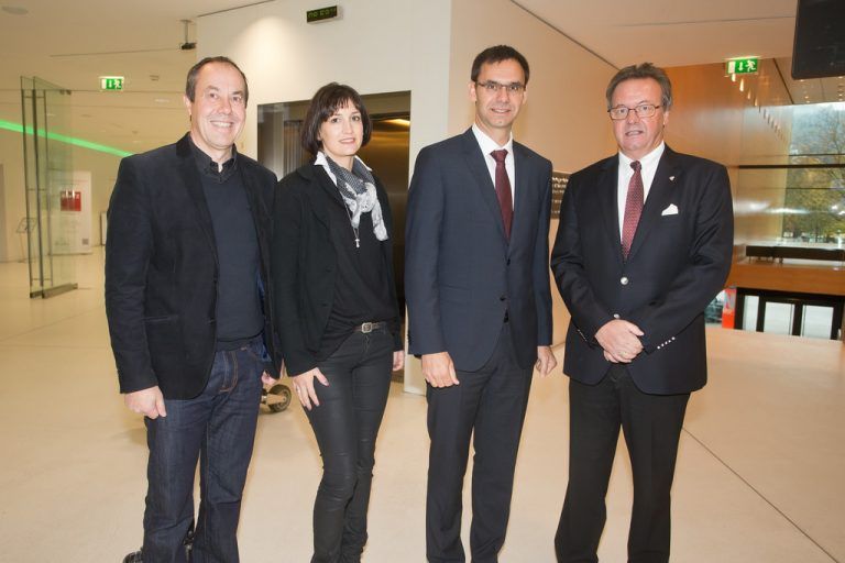 Supro-Geschäftsführer Andreas Prenn mit Conny (l.) sowie LH Markus Wallner und WKV-Vizepräsident und Unternehmer Hermann Metzler (ZM3).