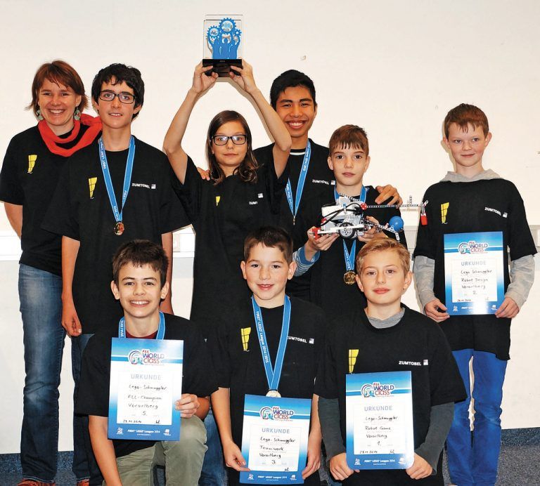 Team Lego-Schmugglar, BG Lustenau. Wetten, dass die FLL megacool ist! Wir „Lego-Schmugglar“ haben viel getüftelt, aber auch viel gelacht. In unserem Team entwickelten sich Fachleute fürs Bauen, Koordinieren und Programmieren. Aufgeregt fuhren wir zum Wettbewerb. Die Stimmung war super und „Robbi“, unser Roboter, hatte einen perfekten Tag. Am spannendsten war es, den Robotern der anderen Teams zuzusehen. Nächstes Jahr sind wir wieder mit dabei – Top, die Wette gilt!