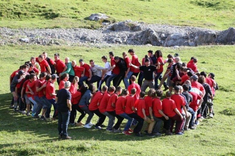Teamgeist gefragt: Die Hilti-Lehrlinge lernen, was es heißt, sich aufeinander zu verlassen.