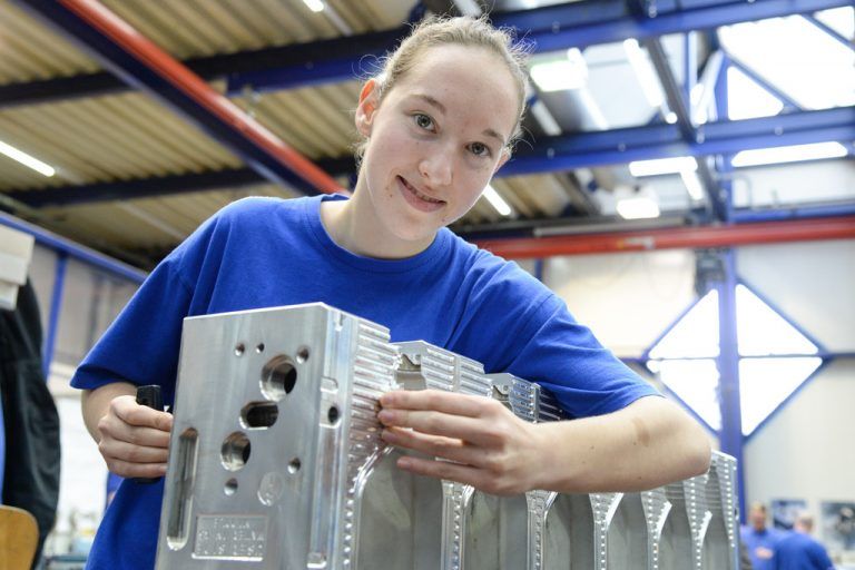 Technische Berufe bieten auch jungen Frauen langfristig gute Perspektiven für ihre Zukunft. Im Bild ein Lehrling der Firma Alpla, Hard.