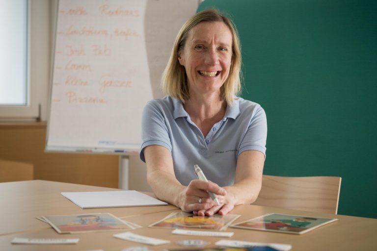 Therapiearbeit ist auch Beziehungsarbeit, und für Monika Mair-Fleisch ist eine gute Vertrauensbasis zum Patienten wichtig.   Foto: Stiplovsek