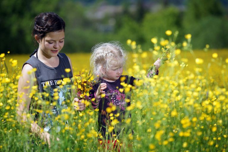 Theresa (14) und Salome (3) entsprechen so ganz dem Bild der heilen Welt: Für wenigstens 711 Kinder im Vorarlberger Unterland stellt sich die Welt anders dar. Foto: Berchtold
