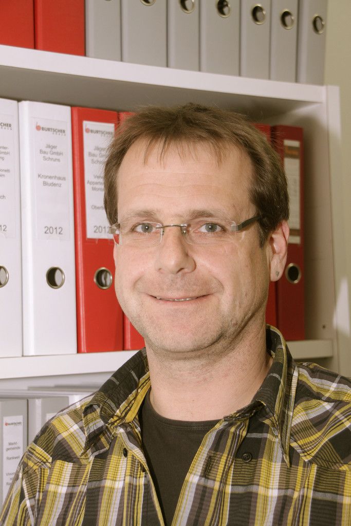 Thomas Girtler, BauleiterMeine Aufgaben im Betrieb sind vielfältig. Ich bin sowohl auf den Baustellen, um nach dem Rechten zu sehen und Probleme zu lösen, als auch im Büro mit der Kalkulation, mit Abrechnung en und Ausschreibungen beschäftigt.