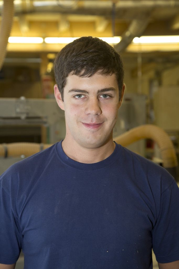 Thomas Hagen TischlereitechnikerDie Vielfältigkeit des Rohstoffes Holz ist sehr reizvoll. Ich mache täglich etwas Neues und lerne auch täglich Neues dazu.