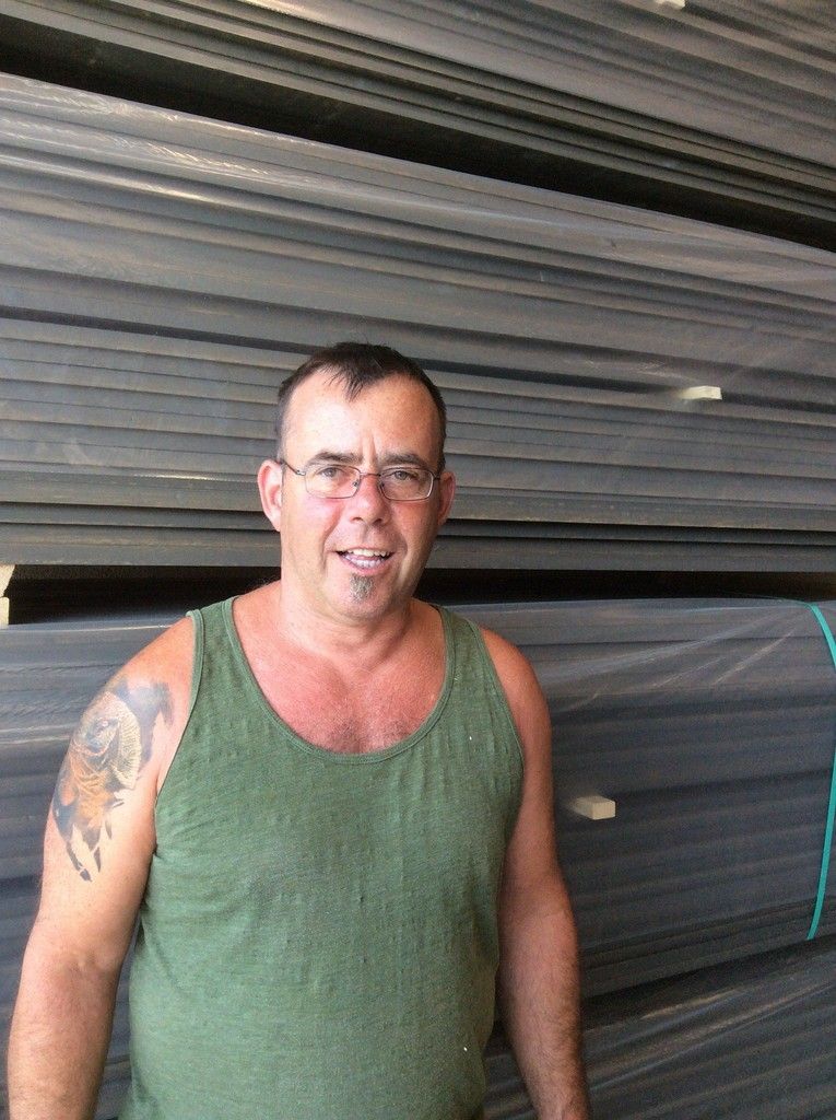 Thomas Hammerer Maschinenführer Ich bin schon seit 28 Jahren bei der Firma Profi Holz beschäftigt. Meine Arbeit an der Maschine erfordert viel Konzentration. 