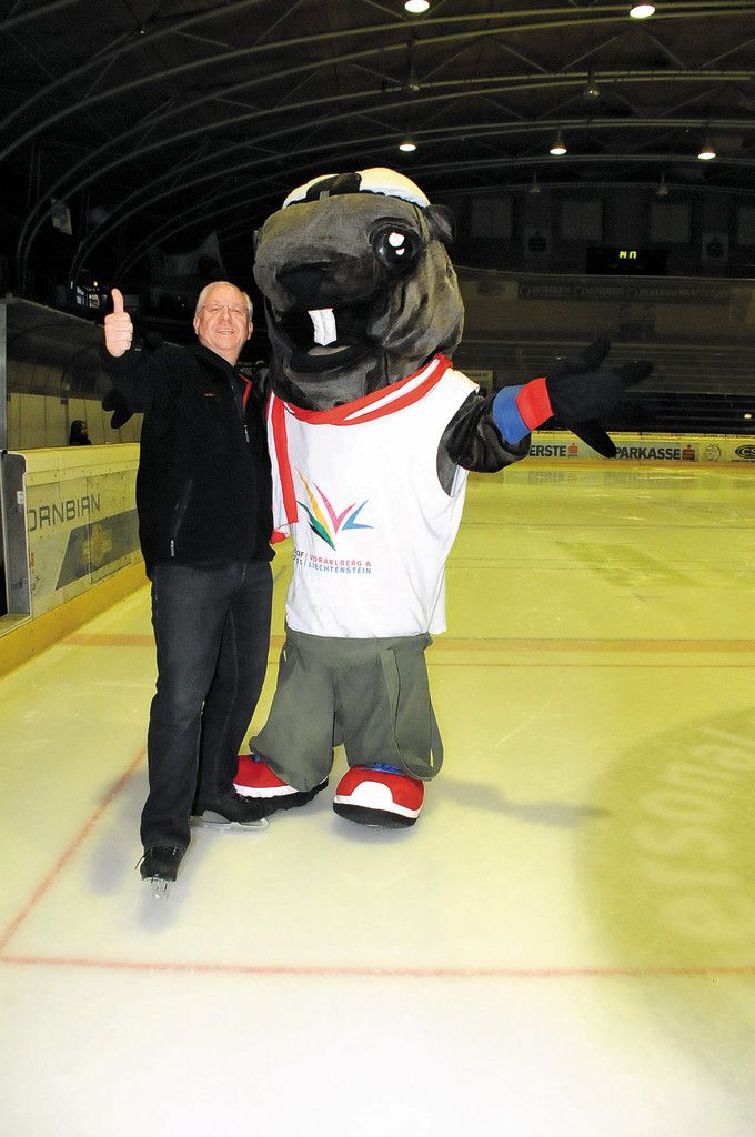 Thomas Klotz freut sich mit Maskottchen Alpy auf die Europäischen Olympischen Winter-Jugendspiele. Foto: akp