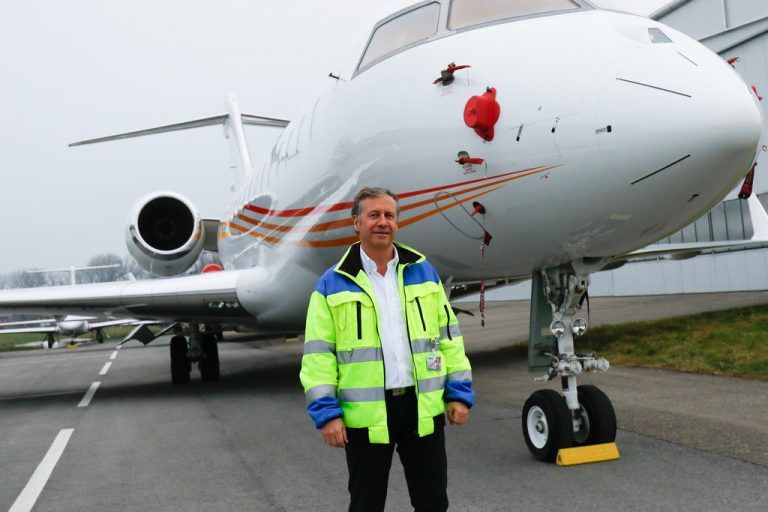 Thomas Mary vor einem der größten Privatjets, einer Global Express.
