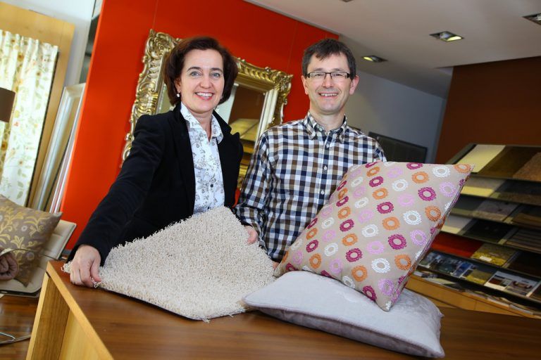 Thomas und Adriane Vonbank mit einigen Ausstellungsstücken aus ihrem Sortiment. Foto: VN/Hofmeister