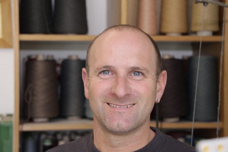 Thomas Wrann, RaumausstatterIch freue mich jeden Tag auf neue Aufgaben. Ein altes Möbelstück so aufzupolstern, dass die Kunden strahlen, macht mir eine besondere Freude.