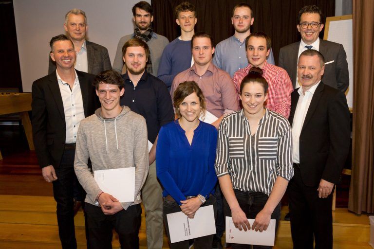 Tischler Der Designwettbewerb 2019 der Vorarlberger Tischler und Tischlereitechniker fand anlässlich der Fachgruppentagung der Tischler in der Propstei St. Gerold statt. Alexander Kaiser wurde zum Sieger gekürt. Die Teilnehmer des Wettbewerbsmit Bundesinnungsmeister Gerhard Spitzbart und Klaus Nenning (beide links) sowie WKV-Präs. Hans Peter Metzler und Karl Baliko (beide rechts). wkv