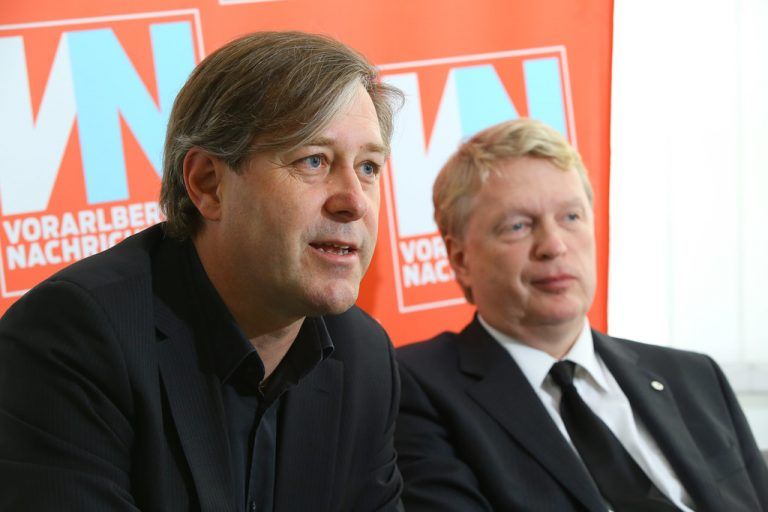 Tourismusexperte Walter Junger und Dietmar Hoscher, Vorstandsdirektor der Casinos Austria, im Gespräch mit den VN. Foto: VN/Hofmeister