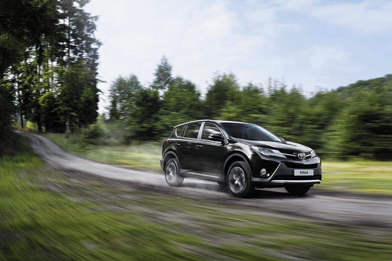 Toyota RAV4: In seiner neuen Generation ist er wenig in die Länge und indie Breite gegangen. Zugleich ist er niedriger und sparsamer geworden.