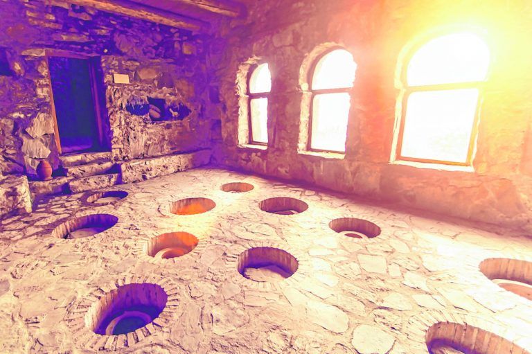 Traditionell reift der Wein in diesen im Boden eingelassenen tönernen Amphoren.