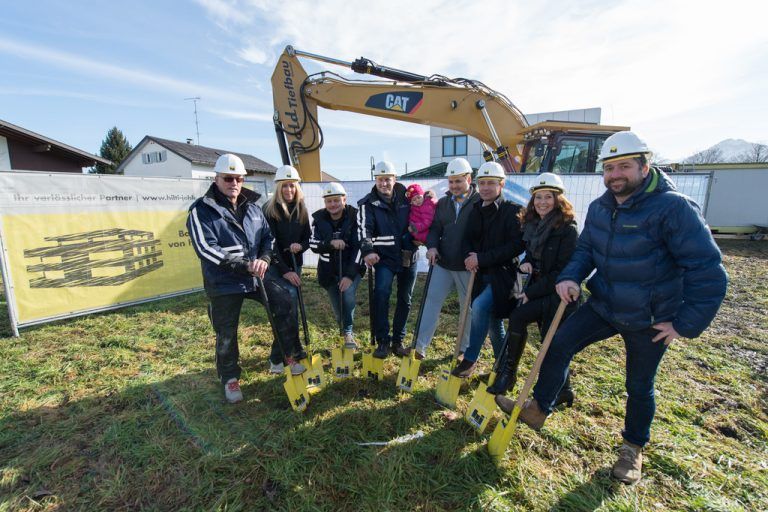 Traditioneller Spatenstich bei bestem Wetter: Der Start für den Neubau der Firma Soltech in Lustenau ist erfolgt. Foto: VN/Stiplovsek