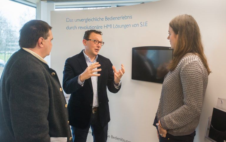 Udo Filzmaier zeigt am Standort Lustenau ein Gerät, das in Operationssälen zur Anwendung kommt.