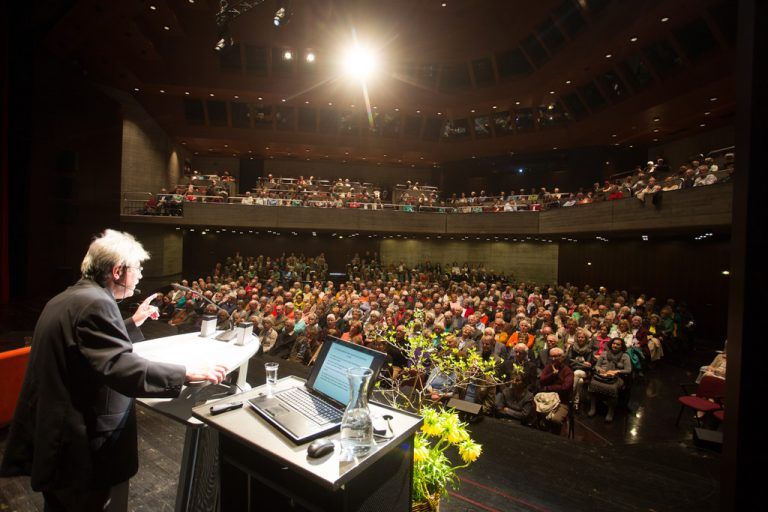 Über 700 Gäste spürten einen Vormittag lang dem Kern christlichen Glaubens nach.    Foto: VN/Hartinger